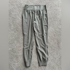 LuLulemon crop dance joggers in gray, Sz. 8. Make offer!!